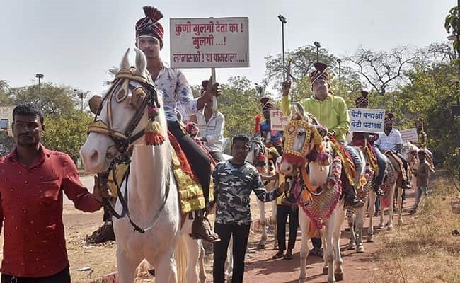 വധുവിനെ കിട്ടാനില്ല, വിവാഹ വേഷത്തിൽ യുവാക്കളുടെ പ്രതിഷേധ മാർച്ച്