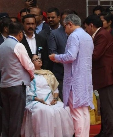 വന്ദേ ഭാരത് ഫ്ലാഗ് ഓഫിന് ബി ജെ പി പ്രവർത്തകരുടെ ജയ് ശ്രീറാം; വേദിയിൽ കയറാതെ മമത