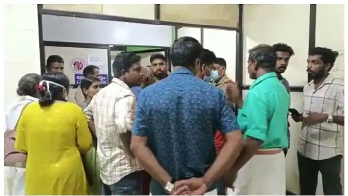 ഡോക്ടർ സ്വകാര്യ പ്രാക്ടീസിൽ, അമ്മയും കുഞ്ഞും മരിച്ചു; ആലപ്പുഴ മെഡി. കോളിജിൽ സംഘർഷം