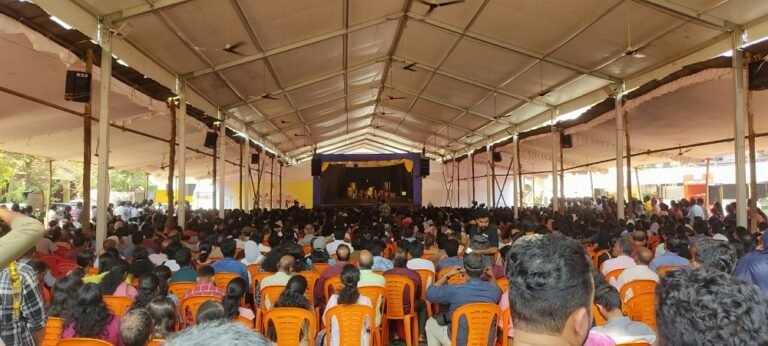 സ്കൂൾ കലോത്സവ വേദികളിൽ ആസ്വാദക തിരക്ക്, നാടകം കാണാനാവാത്ത ദൂരത്തിൽ കാണികൾ