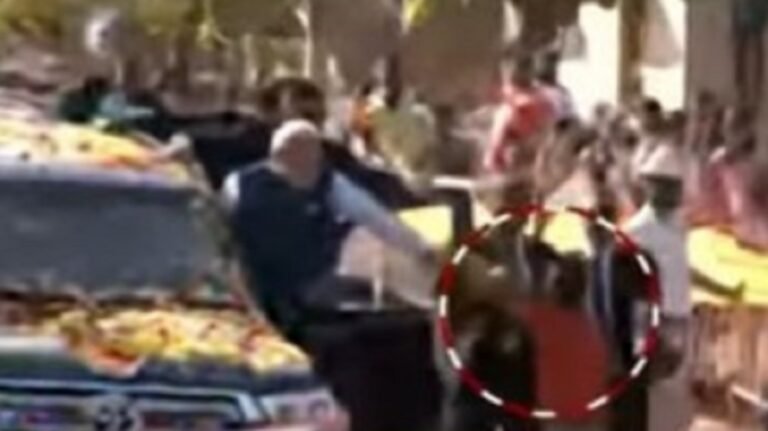 കർണ്ണാടകയിൽ പ്രധാനമന്ത്രിയുടെ റോഡ് ഷോയ്ക്കിടെ വൻ സുരക്ഷാ വീഴ്ച; പൊലീസിൻ്റെ കൺമുൻപിൽ യുവാവ് പ്രധാനമന്ത്രിക്കു നേരെ എത്തി