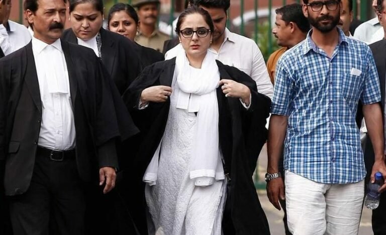 കത്വ പീഡനക്കേസിൽ പ്രതികൾക്ക് വേണ്ടി പ്രവർത്തിച്ചയാൾ ജോഡോ യാത്രയുടെ മുന്നിൽ, അഭിഭാഷകയായ യുവ നേതാവ് പാർട്ടി വിട്ടു