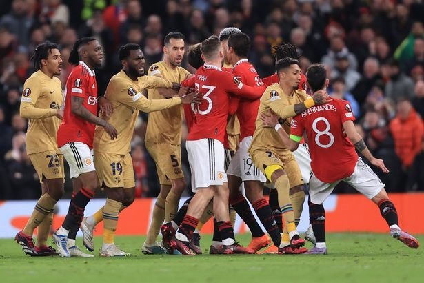 ബാഴ്‌സലോണ – മാഞ്ചെസ്റ്റര്‍ യുണൈറ്റഡ് മത്സരത്തിനിടെ കോർട്ടിൽ തല്ലുമാല: യുണൈറ്റഡ്  പ്രീക്വാർട്ടറിൽ