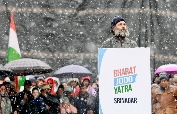 അദാനി ഗ്രൂപ്പിൻ്റെ അഴിമതി ചർച്ച ചെയ്യാൻ ഭയം, സംരക്ഷകർ ആരെന്ന് ജനങ്ങൾക്ക് അറിയാം – രാഹുൽ ഗാന്ധി