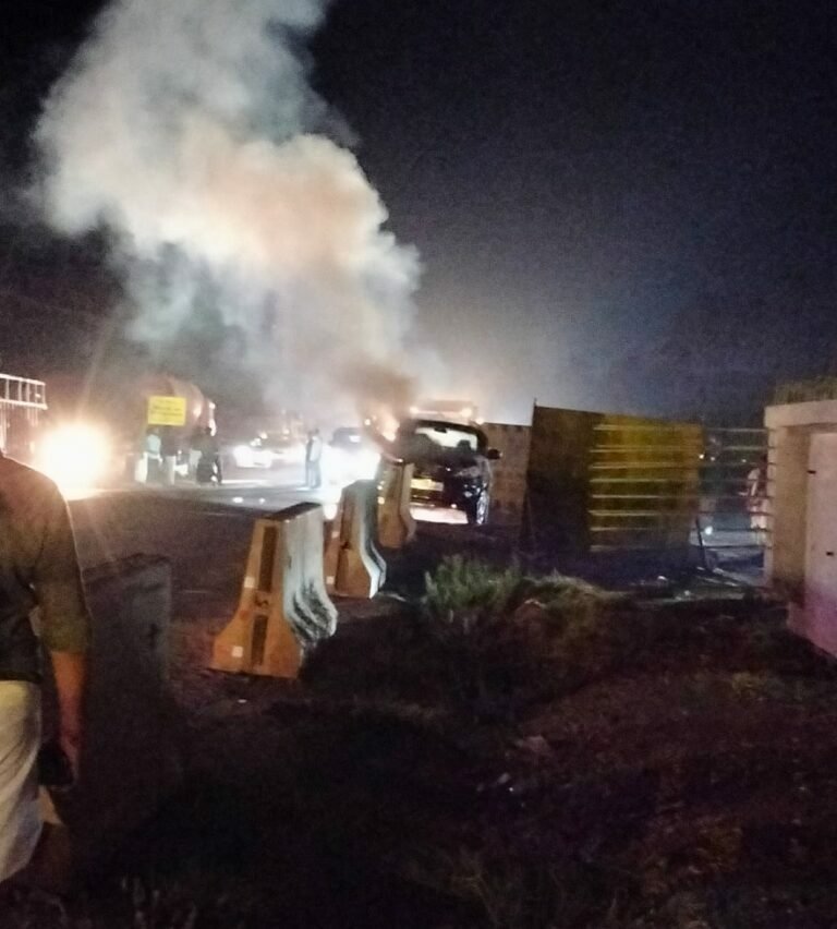 പയ്യോളി ഹൈസ്കൂളിന് സമീപം ഓടുന്ന കാർ കത്തി നശിച്ചു