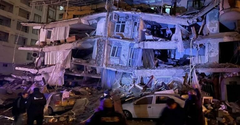 തുർക്കിയിലും സിറിയയിലും വൻ ഭൂകമ്പം, 1300 ഓളം പേർ മരിച്ചു, നൂറുകണക്കിന് ആളുകൾ കെട്ടിടങ്ങൾക്ക് അടിയിൽ