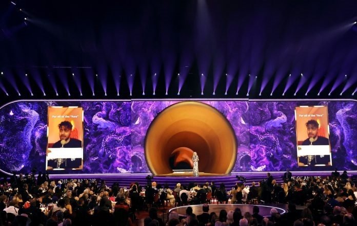 ഇറാനിയൻ ജനാധിപത്യ പോരാളികളുടെ പാട്ട് ഏറ്റുവാങ്ങി കണ്ണീരോടെ ലോക സംഗീത പുരസ്കാര വേദി