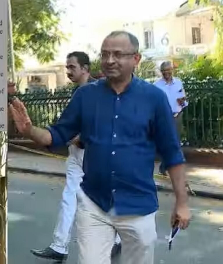 എളമരത്തിന് എതിരെ ഒരു വർഷം മുൻപ് നടത്തിയ പരാമർശത്തിൻ്റെ പേരിൽ കേസ്; മാധ്യമ പ്രവർത്തകൻ വിനു വി ജോൺ പൊലീസ് സ്റ്റേഷനിൽ