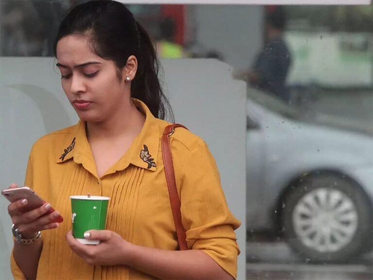 മൊബൈൽ റീചാർജ്ജ് നിരക്കുകൾ വീണ്ടും ഉയർത്തുന്നു; തീരുമാനവുമായി കമ്പനികൾ