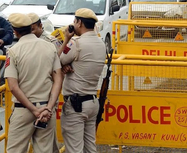 മോഡിയെ വിമർശിക്കുന്ന പോസ്റ്ററുകൾ കീറി മാറ്റി ഡൽഹി പൊലീസ്; 100 കേസുകൾ, ആറു പേരെ അറസ്റ്റു ചെയ്തു