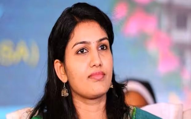 “പെണ്ണാണ് എന്ന് കേൾക്കുന്നത് അഭിമാനം” സ്ഥലം മാറ്റത്തിനിടെ കളക്ടർ രേണുരാജിൻ്റെ എഫ് ബി പോസ്റ്റ്