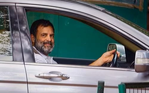 അദാനിയെ കുറിച്ച് ചോദിക്കുമ്പോൾ പൊലീസിനെ അയച്ച് ഭീഷണി, രാഹുലിൻ്റെ വീട്ടിൽ പൊലീസ് എത്തിയതിനെതിരെ കോൺഗ്രസ്