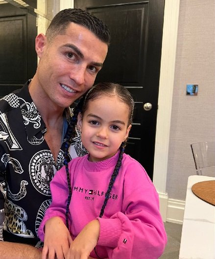 ‘മകള്‍ ഇപ്പോഴേ അറബി സംസാരിക്കുകയാണ്’ റൊണാൾഡോയുടെ കുടുംബ ചിത്രം വൈറലായി