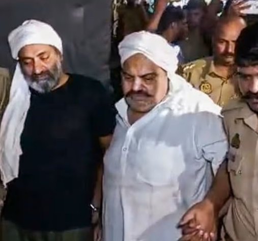 ഉത്തർ പ്രദേശിൽ മാധ്യമങ്ങളോട് സംസാരിക്കുന്നതിനിടെ പെലീസ് സാന്നിധ്യത്തിൽ വിചാരണ തടവുകാരെ വെടിവെച്ച് കൊന്നു