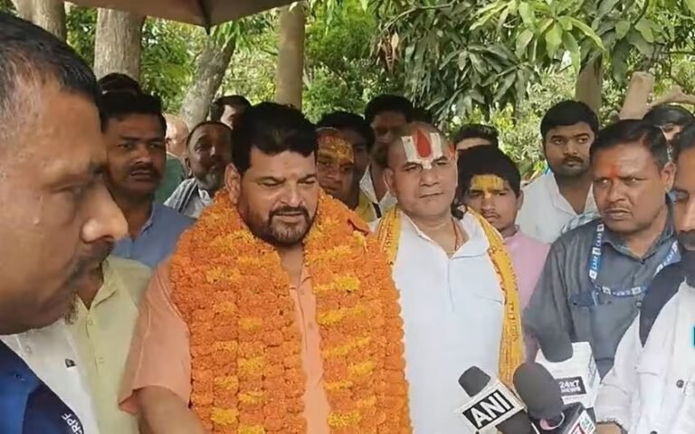 ഗുസ്തിതാരങ്ങളുടെ സമരത്തിന് പിന്നാലെ കോടതി ഇടപെട്ട് പോക്സോ ചുമത്തി; ബ്രിജ്ഭൂഷൻ്റെ വെല്ലുവിളിയിൽ പതറി പാർട്ടികൾ