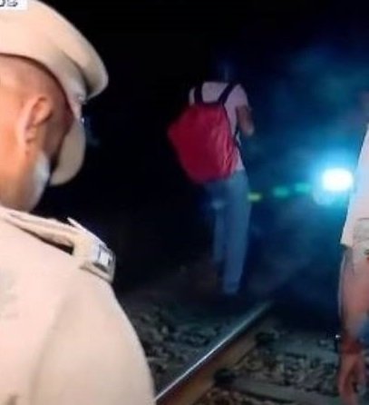 ആലപ്പുഴ കണ്ണൂര്‍ എക്സ്പ്രസിൽ പെട്രോൾ ഒഴിച്ച് തീയിട്ടു, എട്ട് പേർക്ക് പൊള്ളലേറ്റു