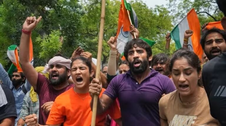 മെഡലുകൾ ഗംഗയിൽ ഒഴുക്കാൻ ഗുസ്തി താരങ്ങൾ; പ്രതിയായ എംപി അയോധ്യയിൽ ശക്തിപ്രകടനത്തിന് ഒരുങ്ങുന്നു