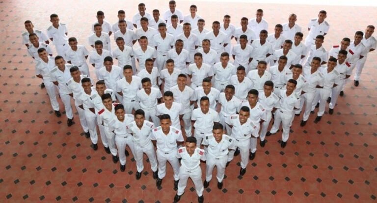 പ്ലസ് ടു പൂർത്തിയാക്കിയവർക്ക് ഡിഫൻസ് അക്കാദമിയിലും നേവൽ അക്കാദമിയിലും അവസരം