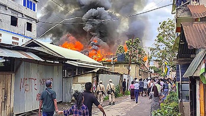 മണിപ്പൂരിൽ കേന്ദ്രമന്ത്രിയുടെ വീട് കത്തിച്ചു; മന്ത്രിയെ കേരളത്തിൽ എത്തിച്ചു