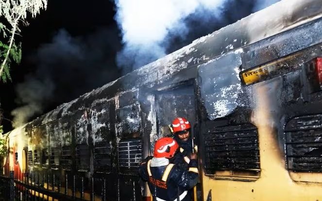 കണ്ണൂരിൽ ട്രെയിനിന് തീ പിടിച്ചു, പെട്രോൾ സംഭരണ ശാലയ്ക്ക് അടുത്ത് ജനറൽ കോച്ച് നിന്നു കത്തി