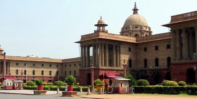 വായ്പാ പരിധി അന്യായമായി വെട്ടിക്കുറച്ച നടപടിക്ക് എതിരെ കേരളം പരാതിയുമായി സുപ്രീം കോടതിയിലേക്ക്