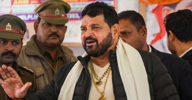 “നിയമം അതിൻ്റെ വഴിയേ പോകും” ഗുസ്തി താരങ്ങളോട് പതിവ് പല്ലവി- എങ്കിൽ എന്തിനാണ് ബ്രിജ് ഭൂഷനെ ഇത്ര പേടിക്കുന്നത്