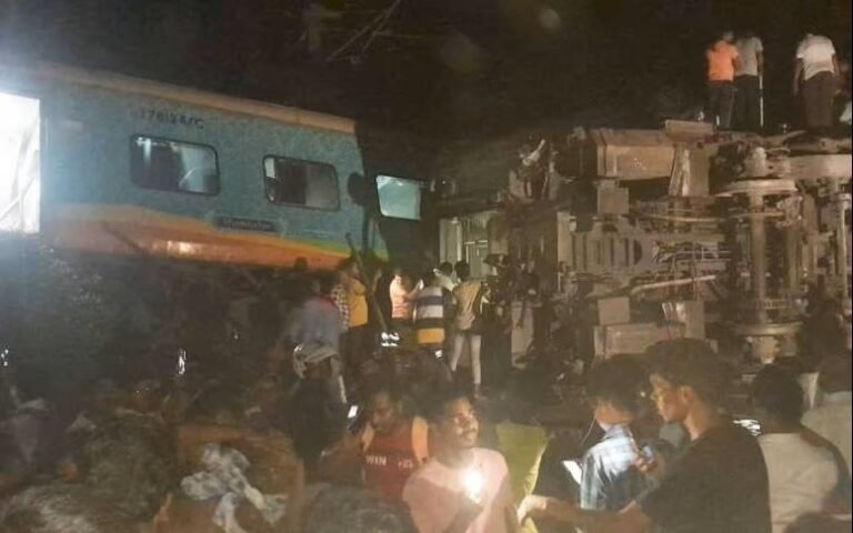 ഒഡിഷയിൽ പാളം തെറ്റി മറിഞ്ഞ ട്രെയിനിന് മുകളിൽ എതിരെ വന്ന വണ്ടി ഇടിച്ചു; 400 ഓളം പേർക്ക് പരിക്ക്, മരണ സംഖ്യ ഉയരുന്നു