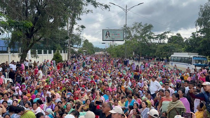 വനിതാ സംഘടനാ  പ്രവർത്തകരെ നിരത്തിലിറക്കി മണിപ്പൂർ മുഖ്യമന്ത്രി നാടകീയമായി രാജിയിൽ നിന്നും പിൻമാറി