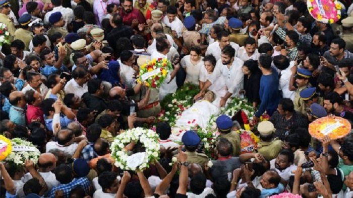 ഉമ്മൻചാണ്ടിയുടെ ഇന്ദിരാഭവനിലെ പൊതുദർശനത്തിനിടെ വ്യാപകമായ പോക്കറ്റടി, പിന്നിൽ ക്രിമിനൽ സംഘമെന്ന് സംശയം