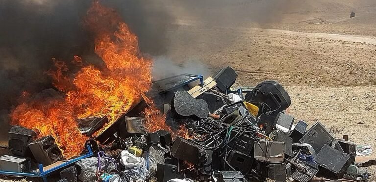 വഴിതെറ്റിക്കുന്നത്, സംഗീത ഉപകരണങ്ങൾ പിടിച്ചെടുത്ത് കത്തിച്ച് താലിബാൻ ഭരണകൂടം