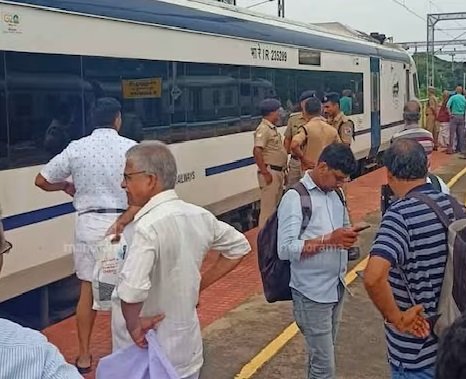 യന്ത്ര തകരാർ🤦‍♂️ വന്ദേഭാരത് എക്സ്പ്രസ് കണ്ണൂരിൽ ഒന്നര മണിക്കൂർ കുടുങ്ങി