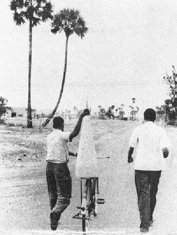 സൈക്കിളിൽ റോക്കറ്റുമായി പോകുന്ന ആ ചിത്രത്തിന് പിന്നിലെ യഥാർത്ഥ സംഭവം എന്താണ്, ആരൊക്കെയാണതിൽ