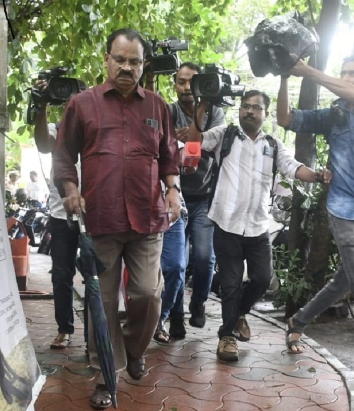 കൈതോലപ്പായിലെ കോടികൾ ആരോപണ പൊതിയായി; കേസ് മടക്കുന്നു