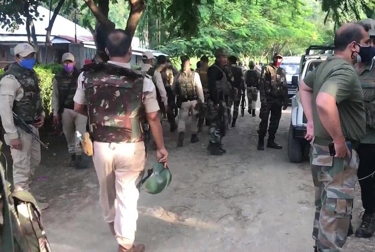 മണിപ്പൂരിൽ സൈനിക സുരക്ഷാ സോൺ കടന്നെത്തിയ കലാപകാരികൾ മൂന്നു ഗ്രാമീണരെ വെടിവെച്ച് കൊന്നു