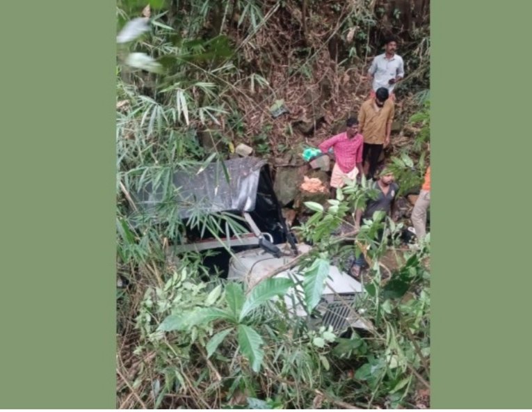 വയനാട്ടിൽ കൊക്കയിൽ വീണത് തൊഴിലാളികളെ കൊണ്ടു വരുന്ന ജീപ്പ്. മരിച്ചവരിൽ എട്ടു പേർ സ്ത്രീകൾ