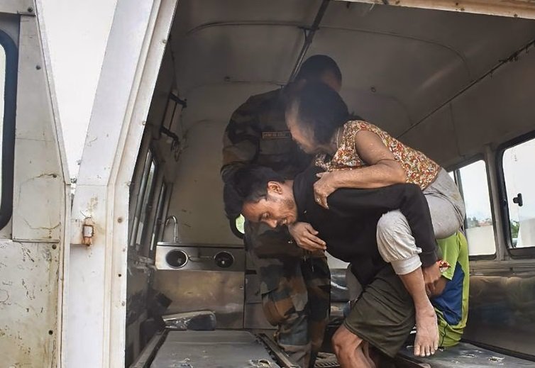 മണിപ്പൂരിൽ സ്ത്രീകളെ കലാപകാരികൾക്ക് കൈമാറിയ പൊലീസുകാർക്കെതിരെ എന്ത് നടപടി എടുത്തെന്ന് സുപ്രീം കോടതി, ഡിജിപിയെ വിളിപ്പിച്ചു