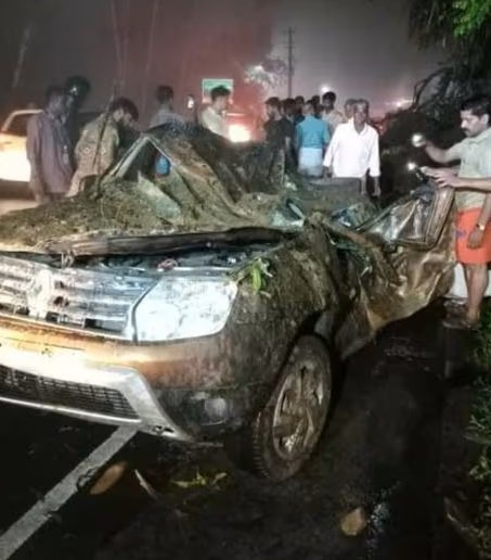 വിനോദ സഞ്ചാരികളുടെ കാറിന് മേലെ മണ്ണിടിഞ്ഞ് ഒരാൾ മരിച്ചു