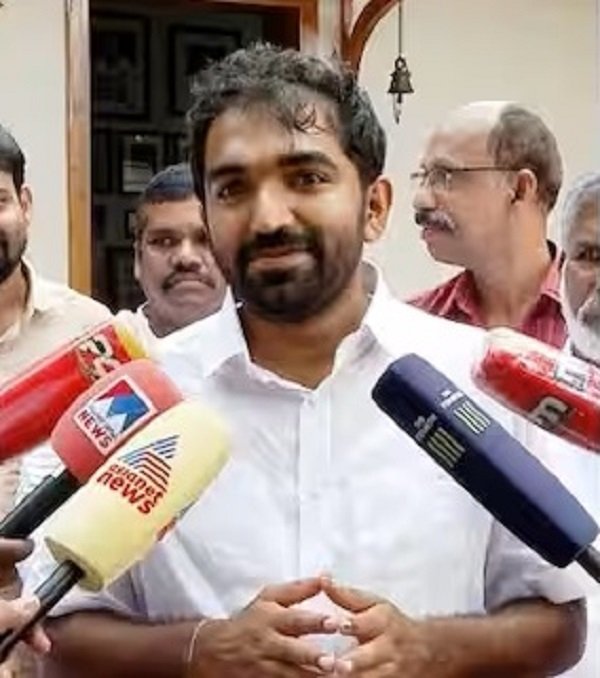 ചാണ്ടി ഉമ്മൻ മുന്നിൽ, 33,000 മറികടന്നു