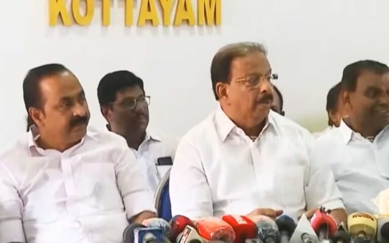 കെ സുധാകരനുമായി മൈക്കിന് പിടിവലി, വിശദീകരണത്തിൽ മലർത്തിയടിച്ച് വി ഡി സതീശൻ