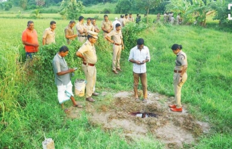 വയലിൽ യുവാക്കളുടെ മൃതദേഹം കുഴിച്ചിട്ട നിലയിൽ, പൊലീസ് ഓടിച്ചവരെന്നും പന്നിക്കെണിയിൽ അകപ്പെട്ട വരെന്നും വിശദീകരണം
