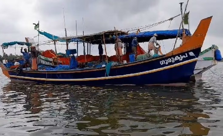 ഇടിമിന്നൽ കനക്കുന്നു, കൊയിലാണ്ടി ഹാർബറിൽ ബോട്ടിലെ ഉപകരണങ്ങൾ തകർന്നു