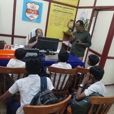 ഓടിയെത്തുമ്പോൾ ഡബിൾ ബെൽ, സങ്കടവുമായി ഏഴാം ക്ലാസിലെ കൂട്ടുകാർ ആർ.ടി.ഒ ഓഫീസിലെത്തി