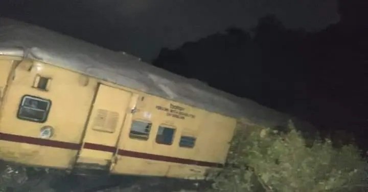 ആന്ധ്രപ്രദേശിൽ ട്രെയിനുകൾ കൂട്ടിയിടിച്ചു, ആറ് പേർ മരിച്ചു