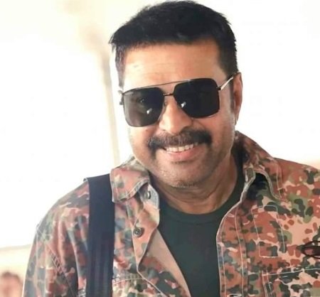 മമ്മൂട്ടി ന്യൂ ലുക്കിൽ ഗൾഫിലേക്ക്, ബാലൻസ് ചെയ്യാൻ സ്റ്റൈൽ മന്നൻ എത്തി