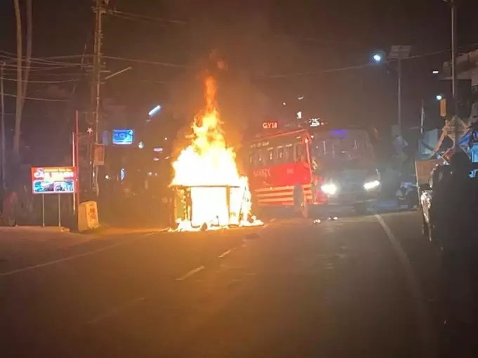 അമിത വേഗത്തിലെത്തിയ ബസ് ഇടിച്ച് എൽ പി ജി ഓട്ടോ കത്തി, ഡ്രൈവറും യാത്രക്കാരനും വെന്തു മരിച്ചു