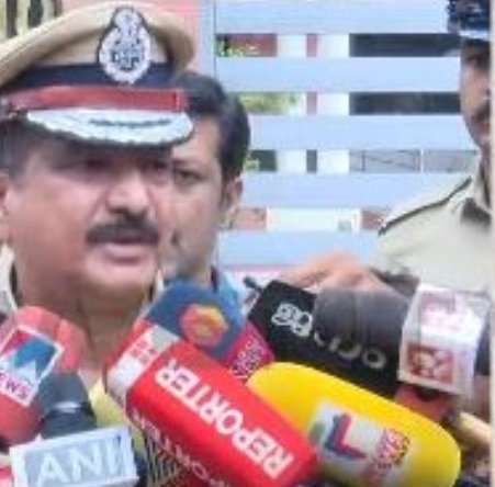 ഒന്നിൽ അധികം സ്ഫോടനങ്ങൾ, ദുരൂഹ സാഹചര്യത്തിൽ നീല കാർ