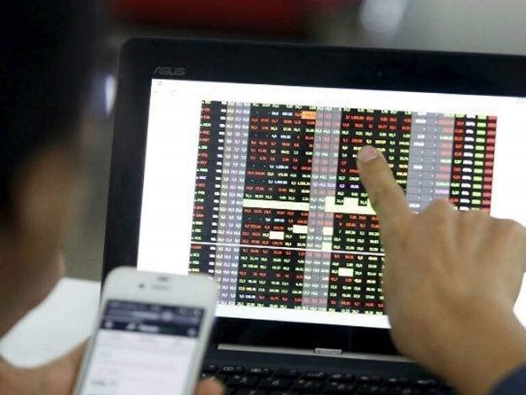 ഫോൺ ചോർത്തുന്നു, ക്യാമറ വരെ കടന്നു കയറുന്നു, ലക്ഷ്യം പ്രതിപക്ഷ നേതാക്കൾ