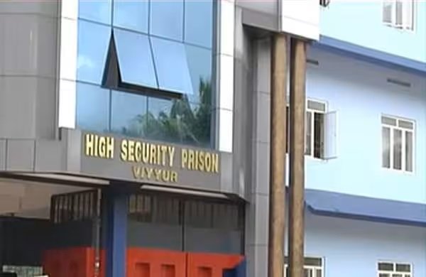 വിയ്യൂർ ജയിലിൽ തമ്മിലടി, മൂന്ന് ജയിൽ ജീവനക്കാർക്ക് പരിക്ക്