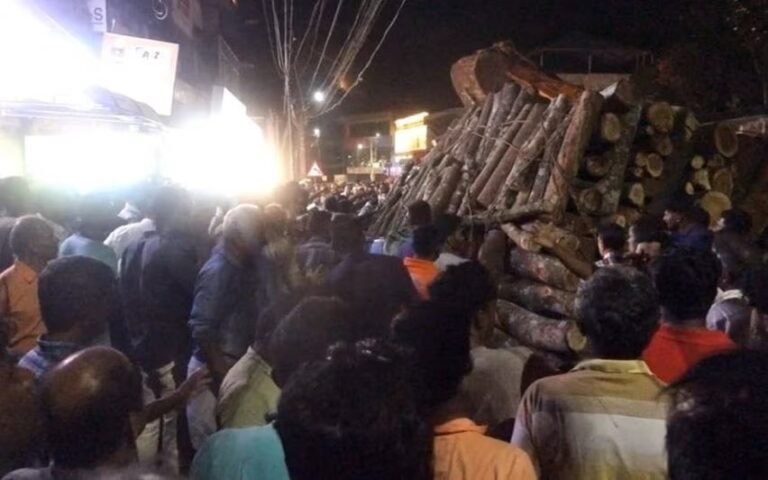 തടികയറ്റി വന്ന ലോറി കാറിന് മുകളിലേക്ക് മറിഞ്ഞു, ഒരു മണിക്കൂറിന് ശേഷം യുവാവിനെ രക്ഷപെടുത്തി