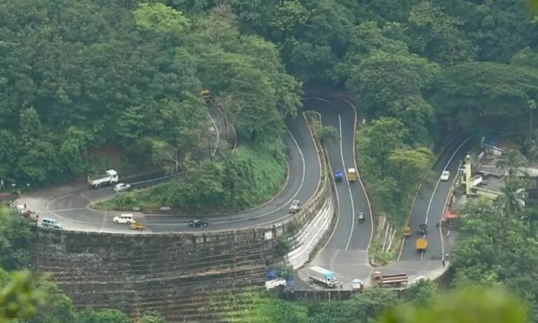 താമരശ്ശേരി ചുരത്തില്‍ ഇന്നോവ കൊക്കയിൽ വീണു, ഏഴുപേർക്കായി തിരച്ചിൽ